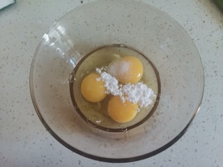 秋葵鸡蛋卷,三个鸡蛋打入碗中加入一勺淀粉适量的盐