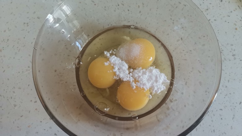 秋葵鸡蛋卷,三个鸡蛋打入碗中加入一勺淀粉适量的盐