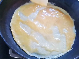 秋葵鸡蛋卷,平底锅烧热刷油，倒入适量的蛋液摊成蛋饼