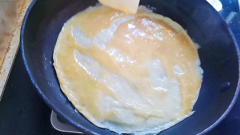 秋葵鸡蛋卷,平底锅烧热刷油，倒入适量的蛋液摊成蛋饼