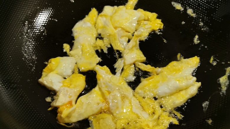 包菜粉丝炒鸡蛋,起油锅放入食用油，油热后放入鸡蛋液翻炒成大块，出锅备用。