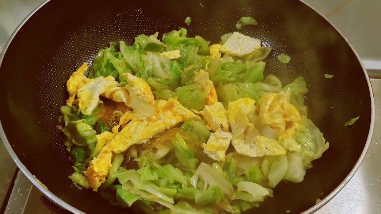 包菜粉丝炒鸡蛋,放入炒好的鸡蛋，翻炒均匀入味。