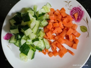 腊肠炒饭,黄瓜，胡萝卜洗净切丁