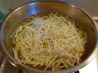 豆芽炒肉丝,放入开水中汆汤断生，捞出备用。