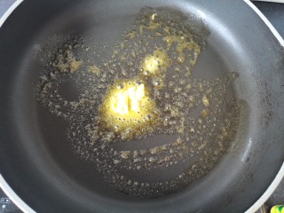 芝士土豆饼,平底锅烧热放入黄油化开