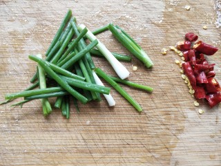 豆芽炒肉丝,葱切成段，干红辣椒切成小圈备用