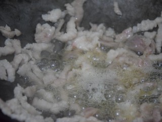 豆芽炒肉丝,热锅凉油，倒入肉丝炒至断色