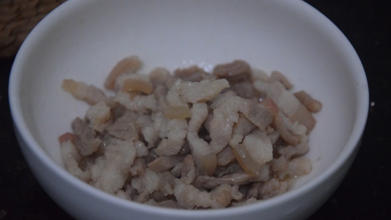 豆芽炒肉丝,盛出备用，锅内留油