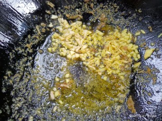 豆芽炒肉丝,另就油锅放入生姜大蒜，炸出香味
