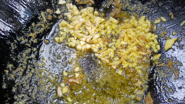 豆芽炒肉丝,另就油锅放入生姜大蒜，炸出香味