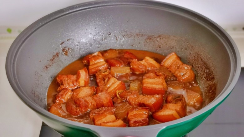 红烧猪肥肉,冬瓜烧熟加入盐大火收汁关火。