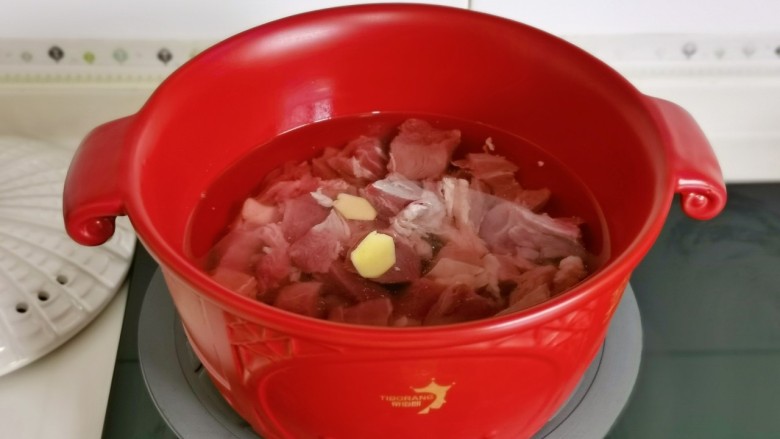 芋头焖牛腩,冷水下锅，加入姜片煮2分钟。