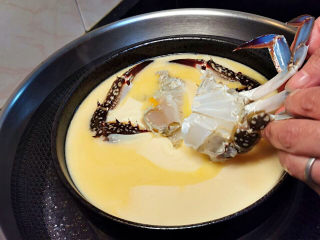 蛋蒸螃蟹,蒸3分钟左右，加入螃蟹（蛋羹有点凝固，螃蟹不会沉底)