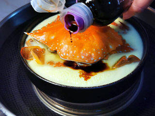 蛋蒸螃蟹,趁热淋上少许酱油(重在提鲜）