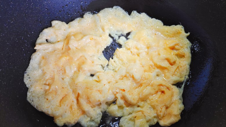 包菜粉丝炒鸡蛋,鸡蛋翻炒至凝固结块后盛出备用