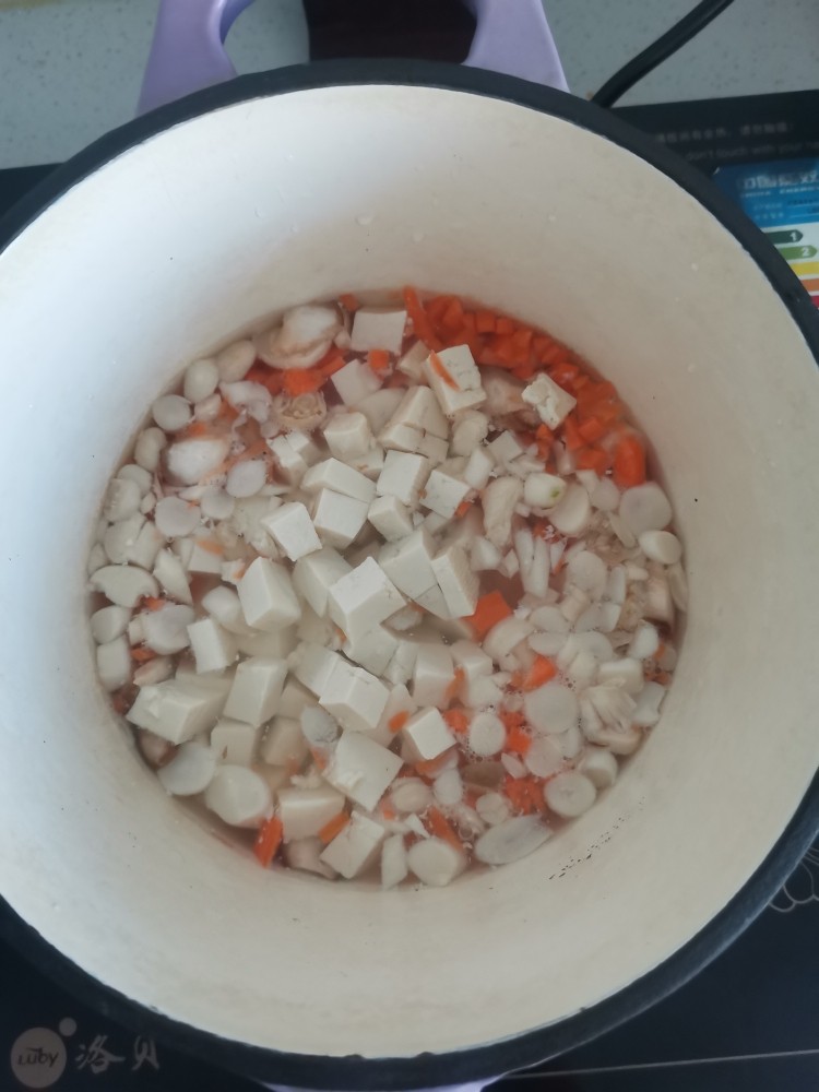 豆腐菌汤,食材全部切丁