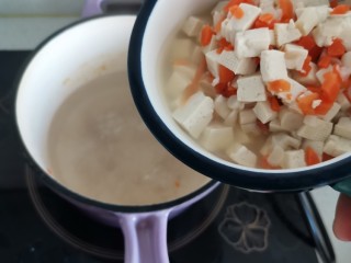 豆腐菌汤,捞出另起锅烧水加入食材