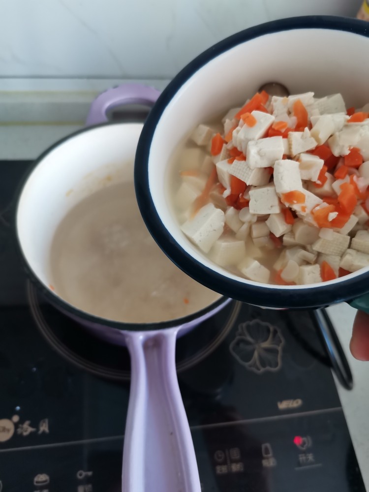 豆腐菌汤,捞出另起锅烧水加入食材