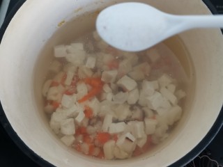 豆腐菌汤,加盐煮熟