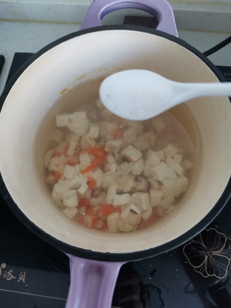 豆腐菌汤,加盐煮熟