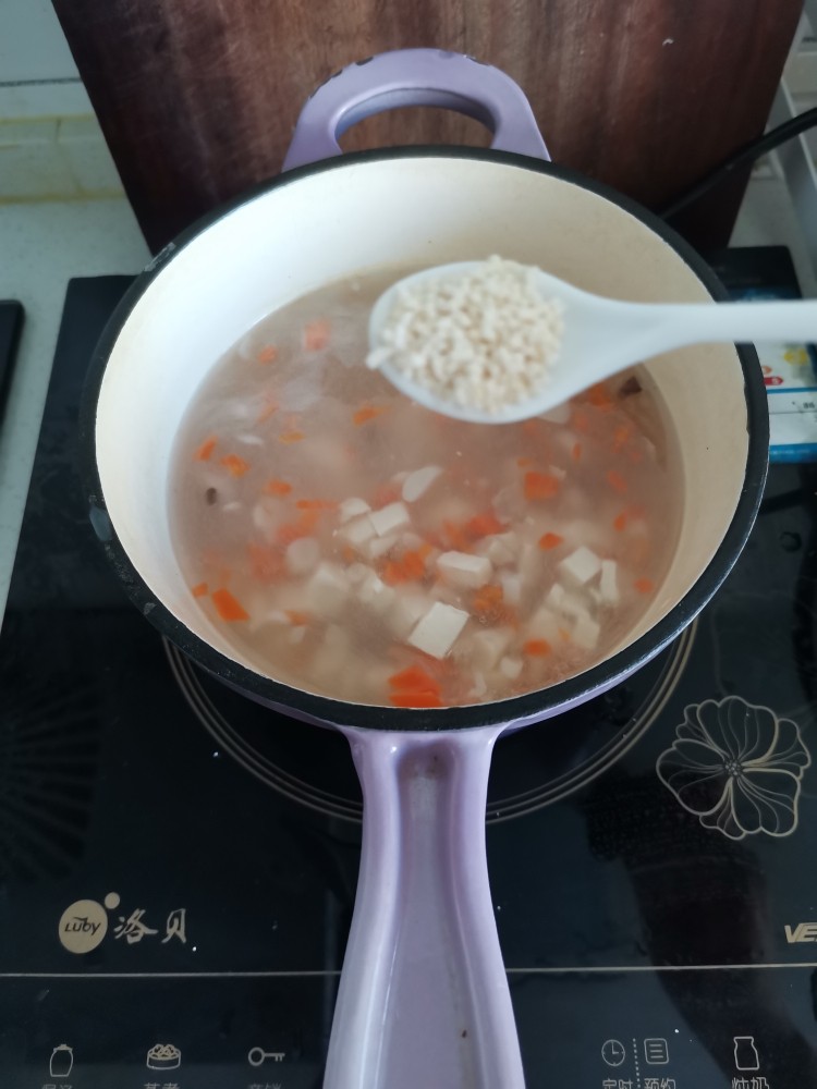 豆腐菌汤,加入味精