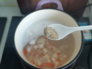 豆腐菌汤,加入白胡椒粉