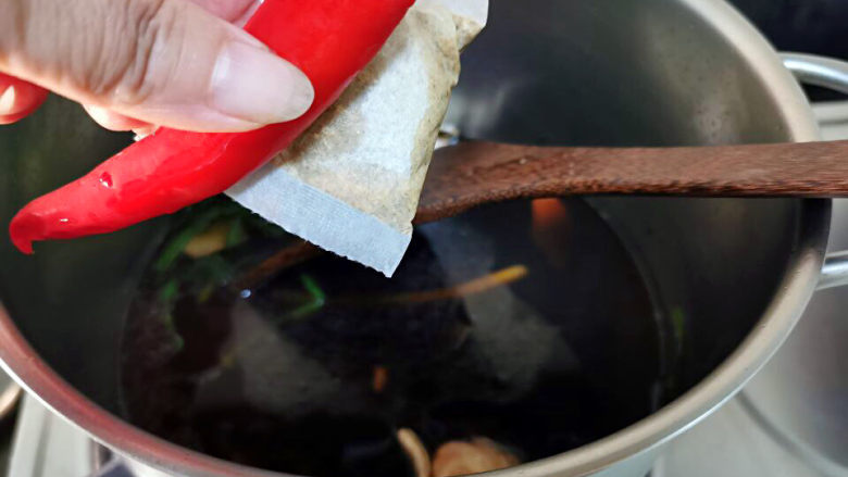 猪蹄炖笋干,加入红椒与香料包
