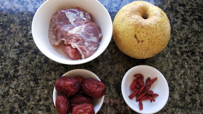 梨子炖肉,好简单的食材却能成就一道清甜可口的汤品，值