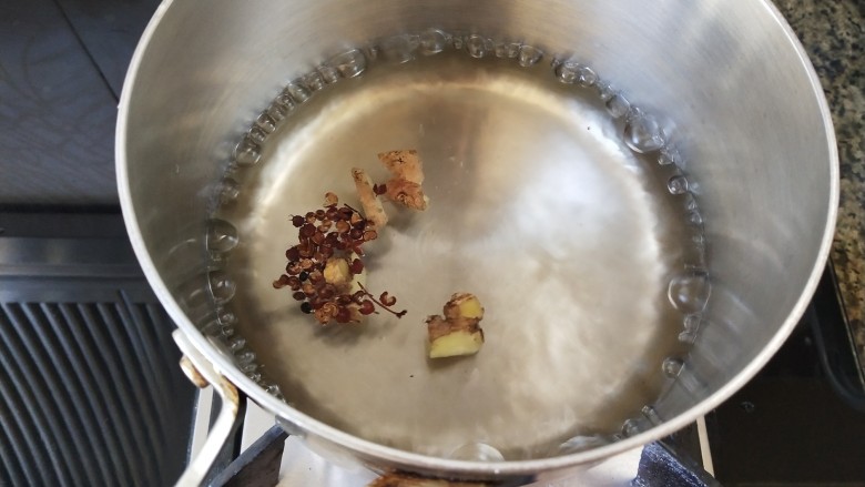 梨子炖肉,锅里放入开水和花椒烧开，滚一会