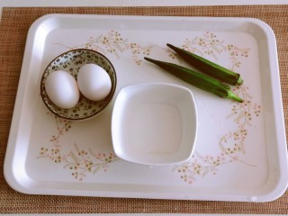 秋葵鸡蛋卷,食材准备好。