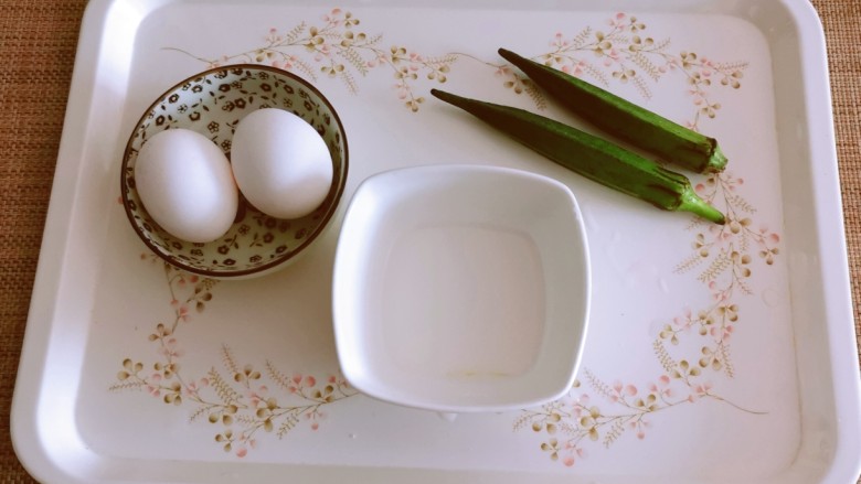 秋葵鸡蛋卷,食材准备好。