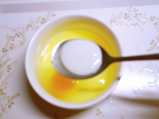 秋葵鸡蛋卷,鸡蛋敲入碗中，放入水淀粉。