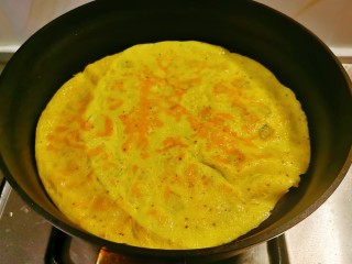 秋葵鸡蛋卷,煎至两面有微微的焦黄色关火出锅。