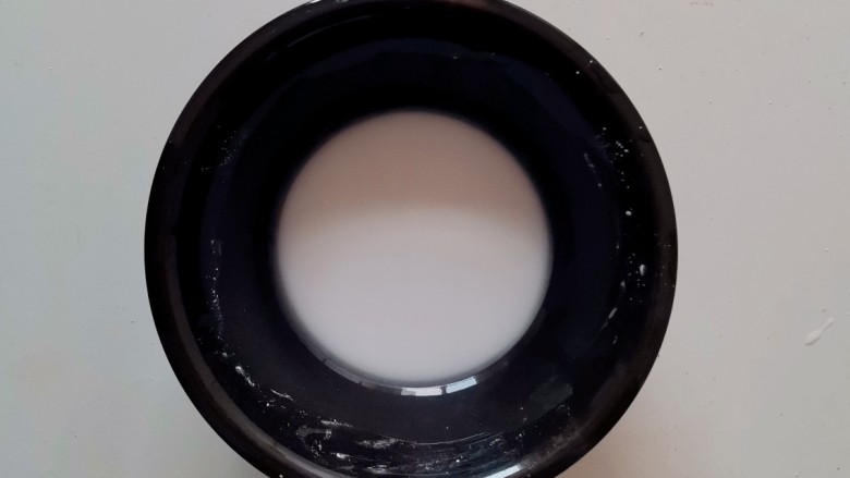 秋葵鸡蛋卷,淀粉加入2勺清水拌匀备用。