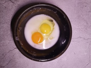 秋葵鸡蛋卷,鸡蛋打入到湿淀粉里面。