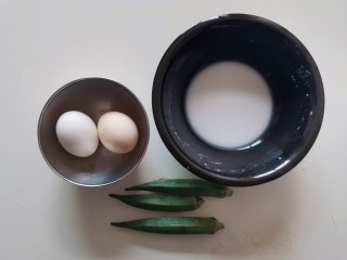 秋葵鸡蛋卷,准备好鸡蛋和秋葵。