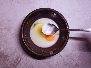 秋葵鸡蛋卷,加入盐和胡椒粉拌匀。