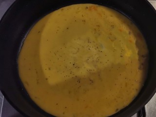 秋葵鸡蛋卷,取出平底锅，刷入色拉油，倒入调好的鸡蛋液。