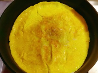 秋葵鸡蛋卷,液体凝固后翻个面。