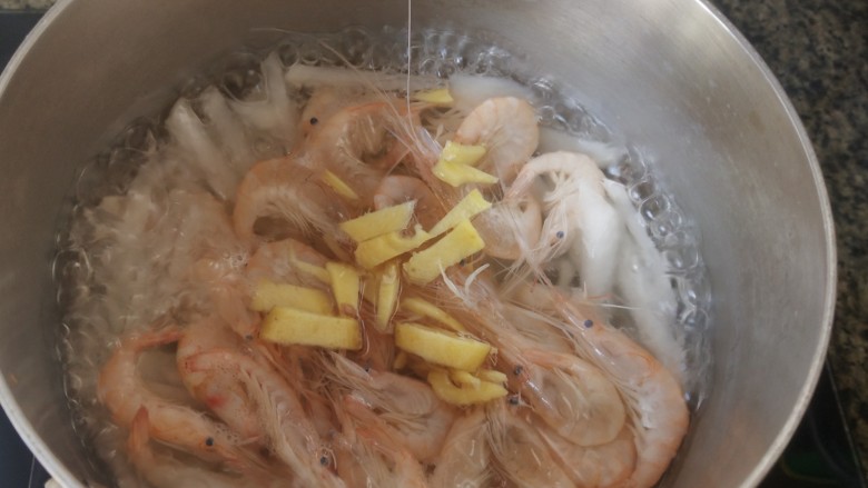 水煮萝卜丝虾,放入姜丝，烧一分钟左右即可