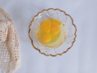 秋葵鸡蛋卷,鸡蛋打入碗中，加入少许食盐搅拌均匀