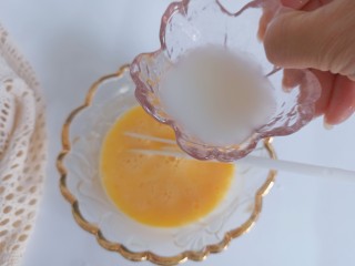 秋葵鸡蛋卷,加入适量水淀粉搅拌均匀