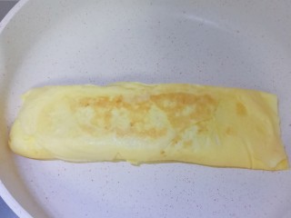 秋葵鸡蛋卷,全部卷好后不要马上出锅，可以两面再煎2-3分钟以免中间有些鸡蛋液没有凝固