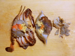 蛋蒸螃蟹,海蟹揭开盖子，去掉螃蟹内脏，收拾干净备用。