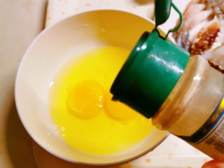 蛋蒸螃蟹,鸡蛋敲入碗中，放入盐和胡椒粉调味。