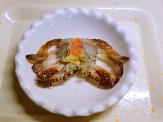 蛋蒸螃蟹,收拾好的螃蟹放入碗中。