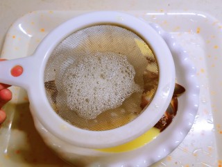 蛋蒸螃蟹,将调好的蛋液过滤到碗中，滤掉泡沫。