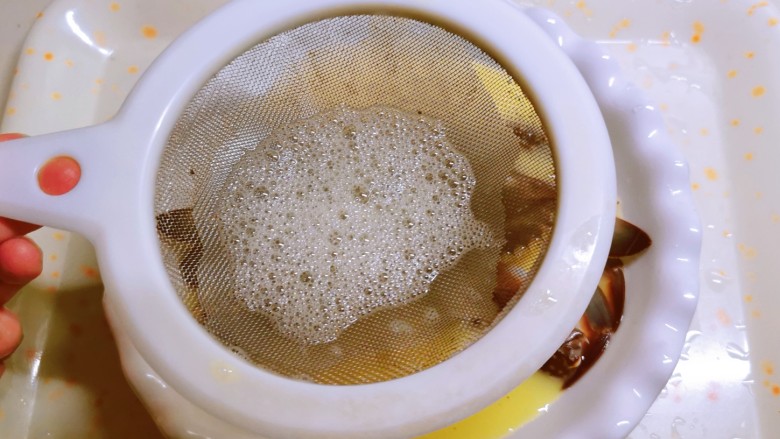 蛋蒸螃蟹,将调好的蛋液过滤到碗中，滤掉泡沫。