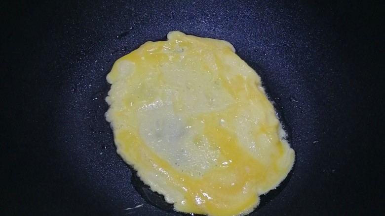 秋葵鸡蛋卷,热油锅，倒入蛋液，煎至定型