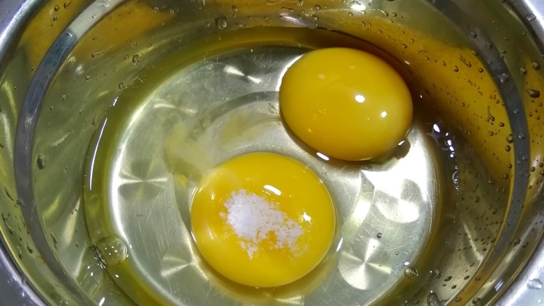秋葵鸡蛋卷,加入盐